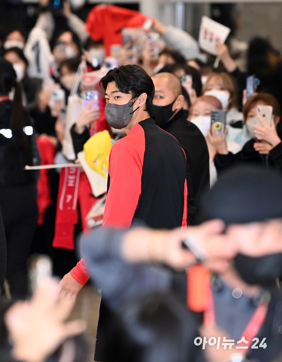 대한민국 축구 국가대표팀 조규성이 7일 오후 인천국제공항을 통해 귀국한 후 팬들에게 인사를 하고 있다. [사진=김성진 기자]