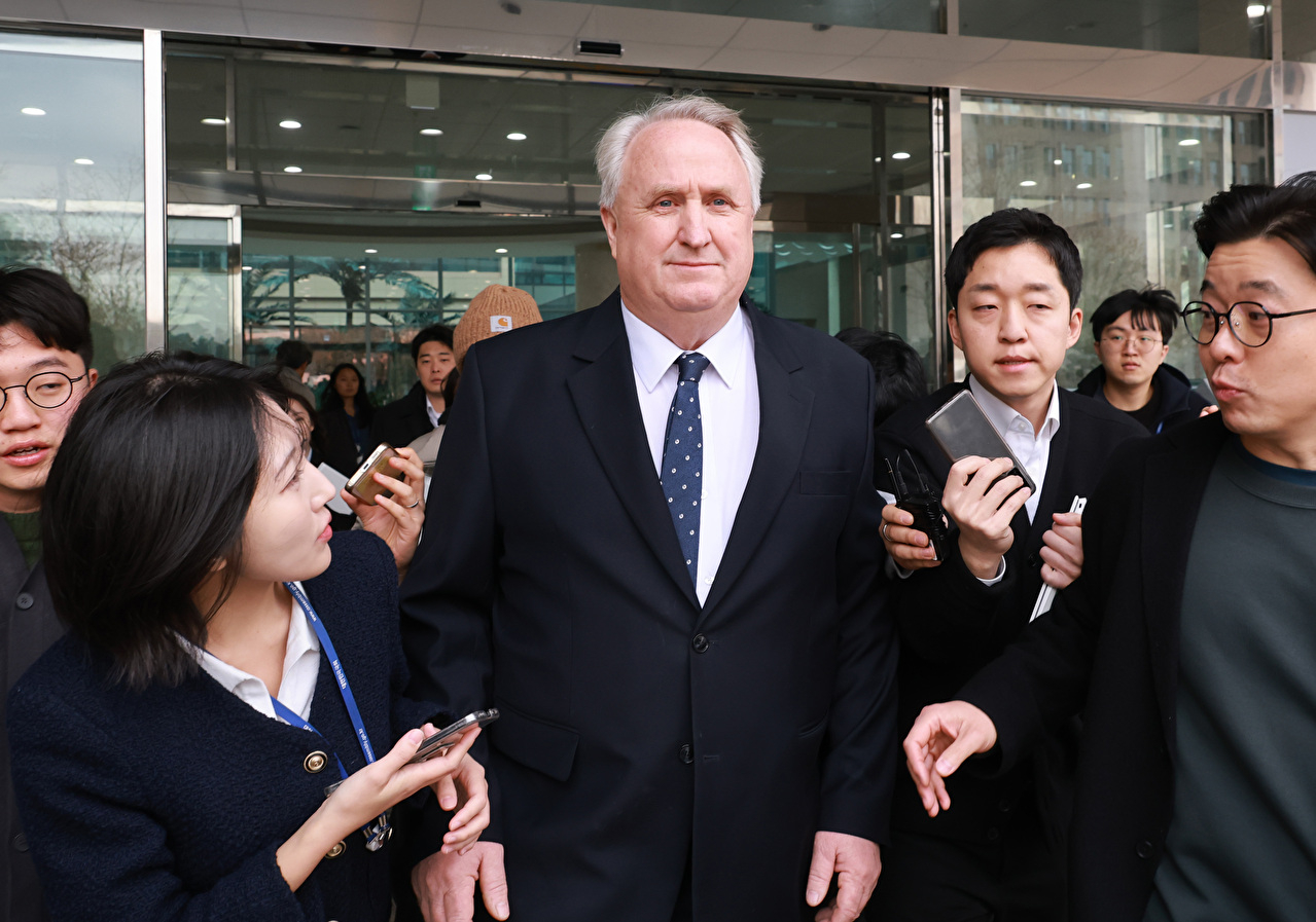 국민의힘 인요한 의원이 10일 서울 여의도 국회 소통관에서 의원직 사퇴 발표 기자회견을 마친 후 차량으로 향하고 있다. 2025.12.10 [사진=연합뉴스]