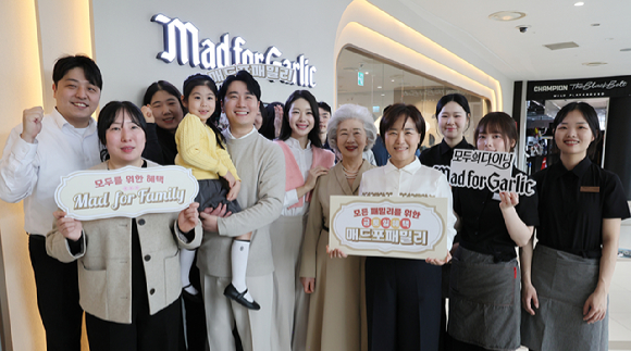 엠에프지코리아(MFG KOREA)가 24일 서울 매드포갈릭 영등포타임스퀘어점에서 모두의 다이닝 매드포갈릭(대표 윤다예) 2026년 브랜드 미션 '매드포패밀리'를 공식 선언하고 있다. [사진=매드포갈릭]