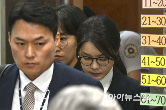 윤석열 전 대통령 부인 김건희 씨가 12일 오후 서울 서초구 서울중앙지방법원에서 열린 구속 전 피의자 심문(영장실질심사)을 마치고 법원을 나서고 있다. [사진=사진공동취재단]