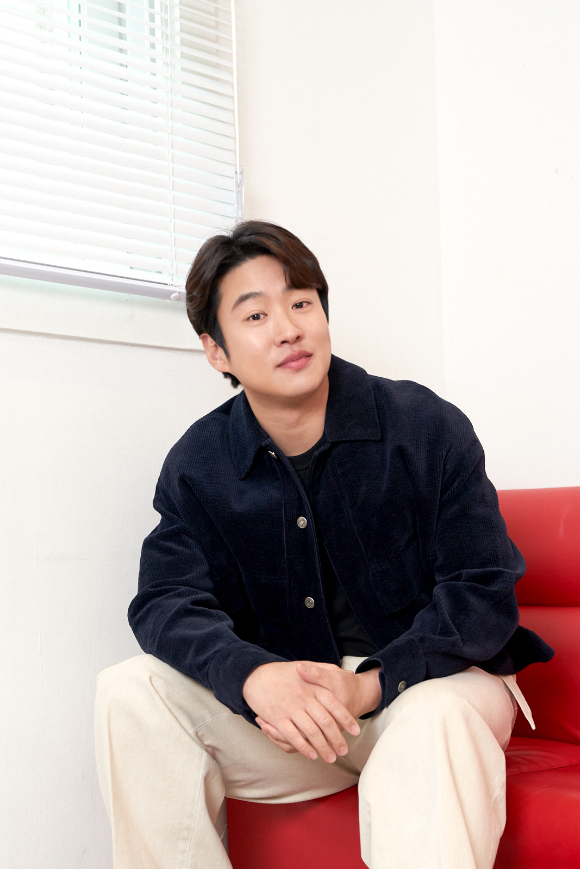 배우 안재홍이 영화 '리바운드'(감독 장항준) 인터뷰에 앞서 포즈를 취하고 있다. [사진=바른손이앤에이]