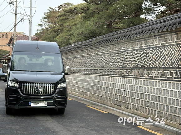 리사 수 AMD 최고경영자(CEO)가 탄 차량이 18일 오후 서울 용산구 한남동 승지원으로 들어가고 있다. [사진=권서아 기자]