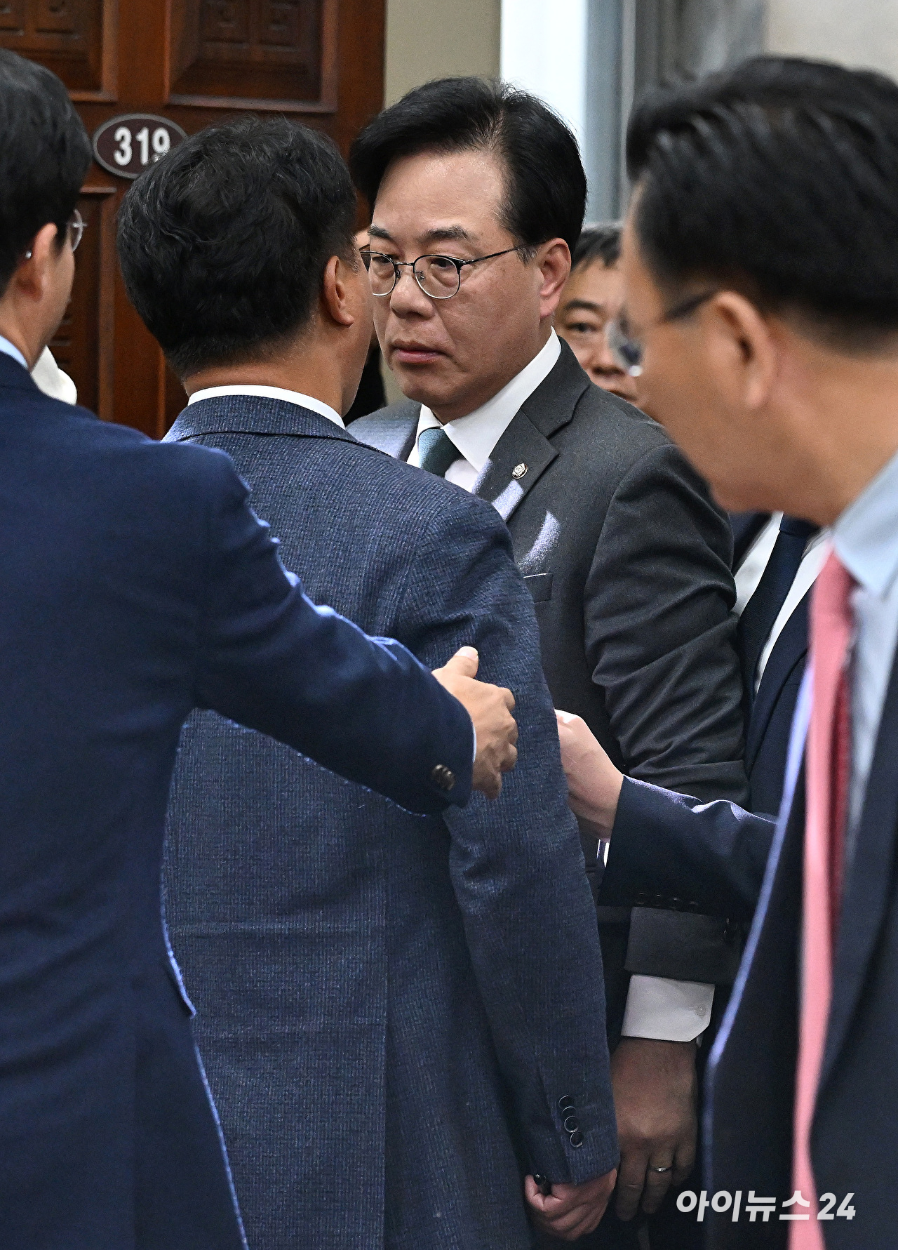 국민의힘 송언석 원내대표와 더불어민주당 이기헌 의원이 6일 서울 여의도 국회에서 열린 운영위원회의 대통령비서실과 국가안보실, 대통령경호처 등에 대한 국정감사에서 여야 설전으로 정회된 직후 이른바 '배치기'를 하며 충돌하고 있다. [사진=곽영래 기자]