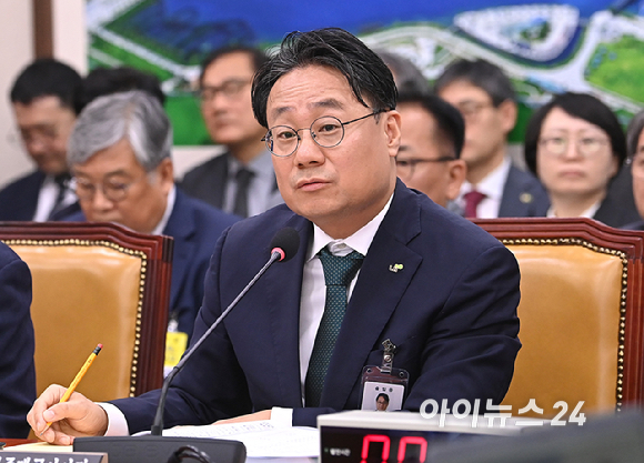 이성훈 한국토지주택공사(LH) 사장이 12일 서울 여의도 국회에서 열린 국회 국토교통위원회의 한국토지주택공사 등에 대한 국정감사에서 질의에 답변하고 있다. [사진=곽영래 기자]