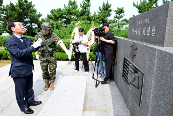 유정복 인천광역시장이 8일 섬의 날을 기념해 옹진군 연평면을 방문해 연평도 포격전 전사자 위령탑을 참배하고 있다. [사진=인천시]