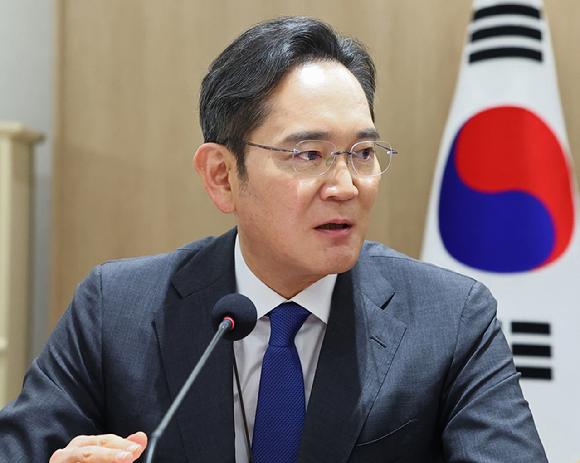 경남 창원시 진해구 해군사관학교 연병장에서 열린 제139기 해군&middot;해병대 사관후보생 수료 및 임관식에서 이재용 삼성전자 회장과 홍라희 리움미술관 명예관장이 이지호 신임 소위와 기념 촬영하고 있다. 2025.11.28 [사진=공동 취재/연합뉴스]