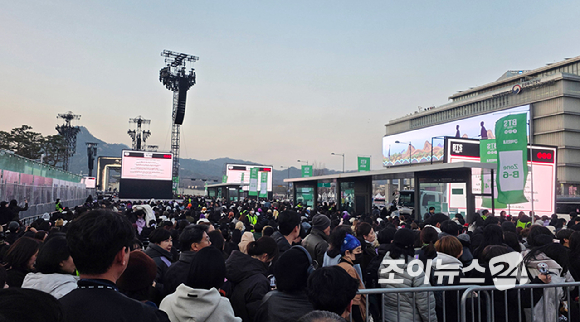 방탄소년단 'BTS 컴백 라이브: ARIRANG' 공연이 21일 오후 서울 종로구 광화문 광장에서 열리는 가운데 현장이 인파로 북적이고 있다. [사진=정지원 기자]