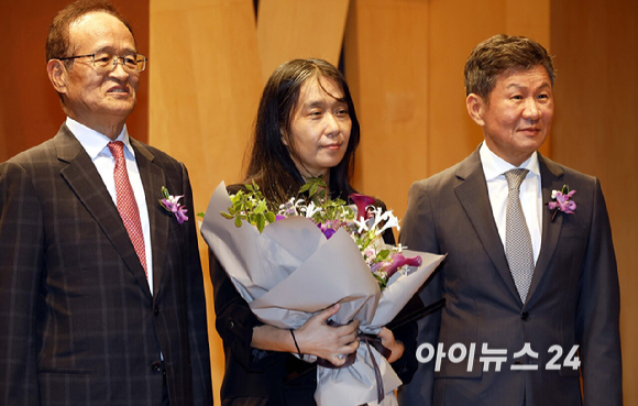 한국인 최초로 노벨문학상을 수상한 한강 작가가 17일 서울 강남구 아이파크타워에서 열린 제18회 포니정 혁신상 시상식에서 수상하고있다. [사진=사진공동취재단]