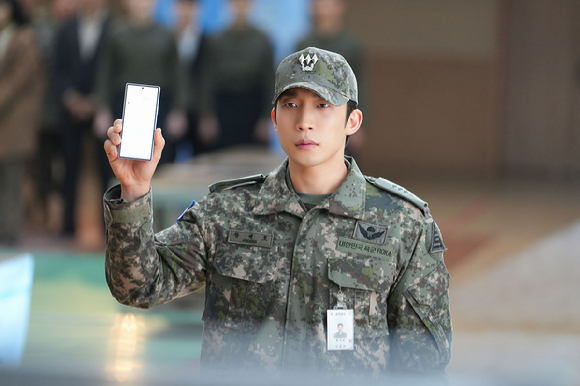 '취사병 전설이 되다'에 출연한 이상이가 기념 사진을 촬영하고 있다. [사진=초록뱀엔터테인먼트]