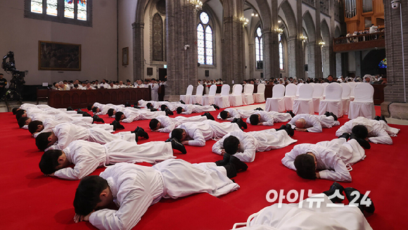 2024년 천주교 서울대교구 부제 서품식이 열린 1일 서울 중구 명동대성당에서 25명의 부제 수품자들이 부복 기도를 올리고 있다. 부복 기도는 세상에서 가장 낮은 이가 돼 하느님을 경배하겠다는 다짐을 상징한다. [사진=사진공동취재단]