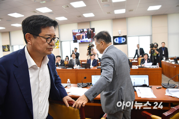 국민의힘 의원들이 7일 오후 서울 여의도 국회에서 열린 과학기술벙보방송통신위원회 전체회의에서 의사진행과 관련해 최민희 위원장에게 항의하며 회의장을 나가고 있다. [사진=곽영래 기자]