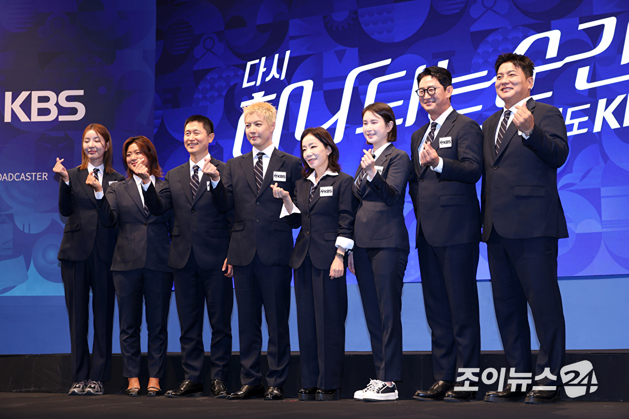 장수영, 정유인, 이영표, 강남, 김문정, 기보배, 박용택, 김태균 해설위원이 28일 오후 서울 영등포구 여의도동 KBS아트홀에서 진행된 '2026 아이치-나고야 아시안게임' 제작발표회에 참석해 포즈를 취하고 있다. [사진=문수지 기자]