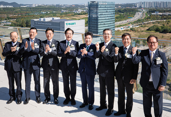 2일 열린 하나금융그룹 청라 헤드쿼터 오프닝 행사에서 함영주 하나금융그룹 회장(왼쪽에서 다섯 번째), 박찬대 인천광역시장(왼쪽에서 네 번째) 등 주요 내외빈들이 기념촬영을 하고 있다. [사진=하나금융그룹]