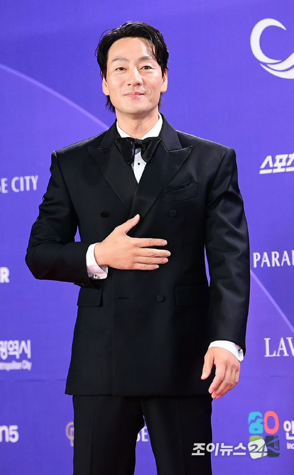 '허수아비' 배우 박해수가&nbsp;31일 오후&nbsp;인천시 영종구 운서동 파라다이스시티에서 열린&nbsp;제5회 청룡시리즈어워즈&nbsp;레드카펫 행사에 참석하고 있다. [사진=정소희 기자]