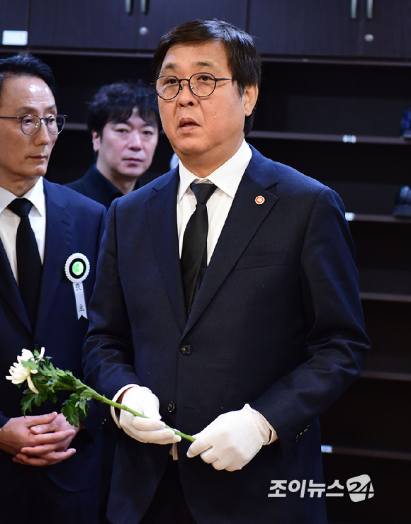 최휘영 문화체육관광부 장관이 5일 서울성모병원 장례식장에 마련된 '국민 배우' 고(故) 안성기의 빈소에 방문해 금관문화훈장을 전달하고 있다. [사진=사진공동취재단]