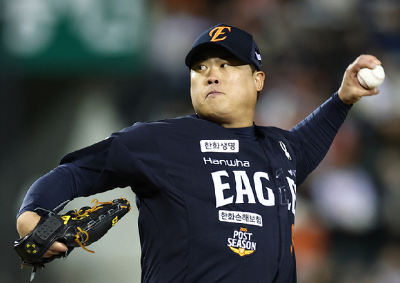 지난달 27일 서울 잠실야구장에서 열린 2025 프로야구 한국시리즈 한화 이글스 대 LG 트윈스 2차전. 1회 말 한화 선발투수 류현진이 역투하고 있다. [사진=연합뉴스]