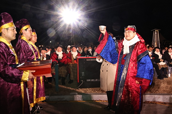 1일 주낙영 시장(오른쪽)이 타종에 앞서 경주‧익산 만남의 시간에 호산춘을 들고 건배제의를 하고 있다.  [사진=경주시청]