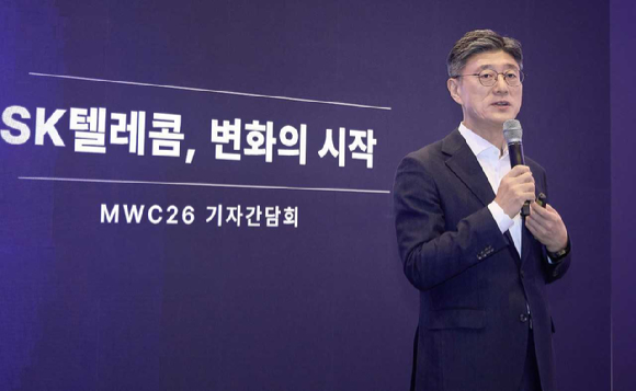 정재헌 SK텔레콤 최고경영자(CEO)가 1일(현지시간) MWC 2026 개막을 앞두고 열린 SK텔레콤 CEO 기자간담회에서 발표하고 있다. [사진=SKT]