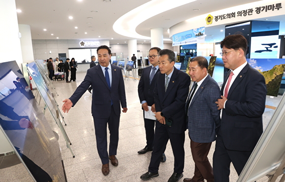 경기도의회 독도사랑⋅국토사랑회는 25일 제124주년 ‘독도의 날’을 맞아 도의회 1층 로비에서 독도 사진전을 개최했다. [사진=경기도의회]