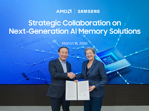 리사 수 AMD 회장 겸 최고경영자(CEO)가 7일 서울 용산구 서울드래곤시티에서 열린 'AMD 게이머 데이'에서 참석자의 의상에 사인하고 있다. [사진=권서아 기자]