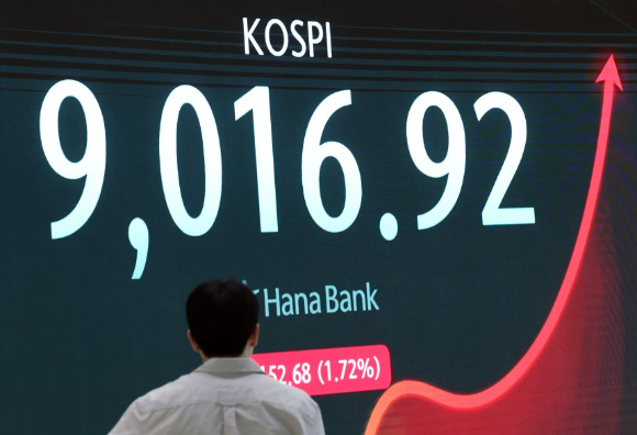 18일 서울 중구 하나은행 딜링룸 모습 [사진=연합뉴스]