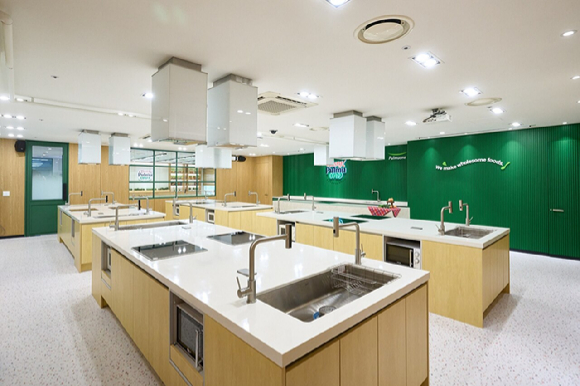 22일 서울 강남구 풀무원 수서 본사에서 열린 지속가능식생활 조리학교 '테이스티풀무원' 개교식에서 윤명랑 풀무원식품 글로벌마케팅본부장, 이수연 사외이사, 이우봉 풀무원 총괄 CEO, 이효율 풀무원이사회 의장(왼쪽부터) 등 관계자들이 개교를 축하하며 기념 촬영을 하고 있다. [사진=풀무원]