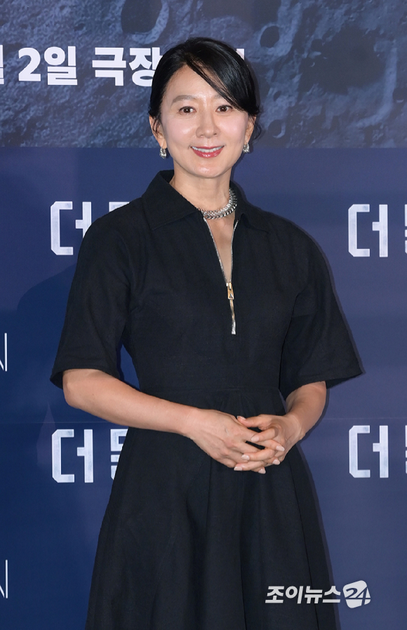 배우 김희애가 25일 오후 서울 용산구 CGV 용산에서 진행된 영화 '더 문'(감독 김용화) 언론시사회에 참석하고 있다. [사진=정소희 기자]