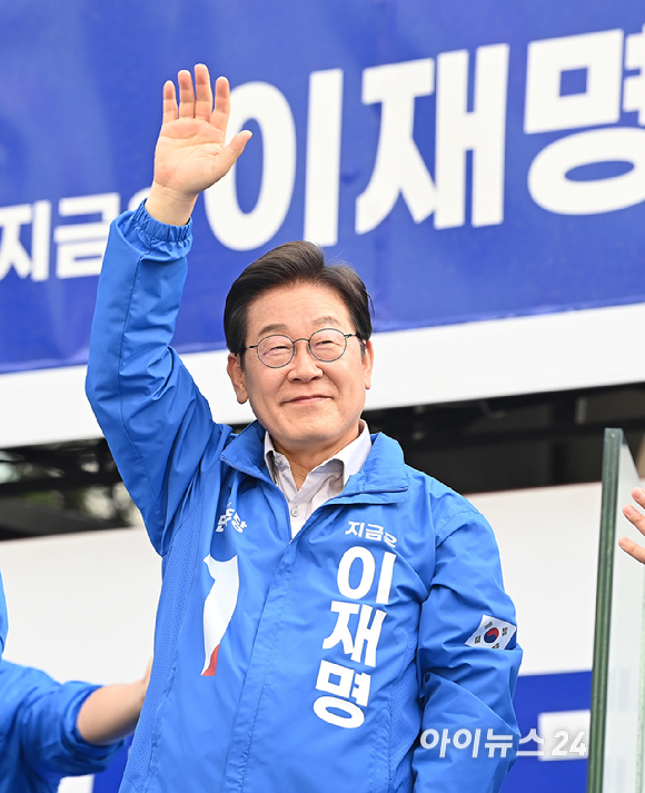 이재명 더불어민주당 대선 후보가 28일 오후 서울 동대문구 왕십리역 광장에서 열린 유세에 참석해 유권자들에게 지지를 호소하고 있다. [사진=곽영래 기자]
