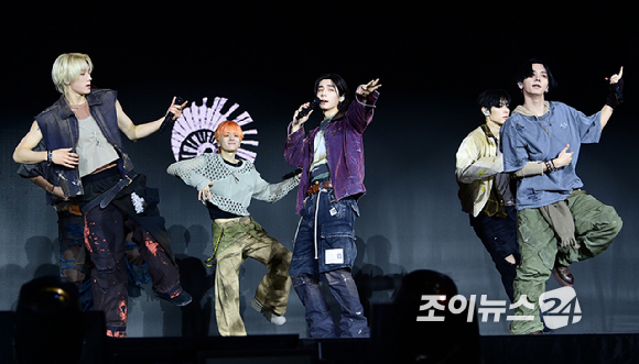 그룹 보이넥스트도어가 20일 오후 서울 강서구 KBS아레나에서 열린 보이넥스트도어(BOYNEXTDOOR) 새 앨범 '디 액션'(The Action) 쇼케이스에 참석해 타이틀곡 '헐리우드 액션' 무대를 선보이고 있다. [사진=정소희 기자]