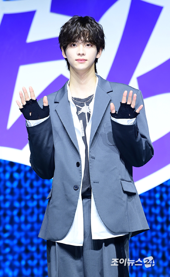 그룹 투어스 신유가 25일 오후 서울 용산구 블루스퀘어에서 열린 투어스(TWS) 첫 번째 싱글앨범 '라스트 벨(Last Bell)' 발매 기념 쇼케이스에서 포토타임을 갖고 있다. [사진=정소희 기자]