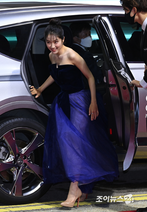 배우 김혜윤이 6일 오후 부산 해운대구 영화의전당에서 열린 '제26회 부산국제영화제'(BIFF) 개막식 레드카펫 행사에 참석해 포즈를 취하고 있다.