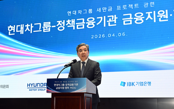 (왼쪽부터) 황기연 한국수출입은행장, 박상진 한국산업은행 회장, 장재훈 현대자동차그룹 부회장, 장민영 중소기업은행장, 강승준 신용보증기금 이사장이 6일 서울 여의도 한국산업은행 본관에서 열린 '현대차그룹-정책금융기관 금융지원&middot;협력 MOU' 행사에서 서명식을 하고 있다. [사진=현대자동차그룹]