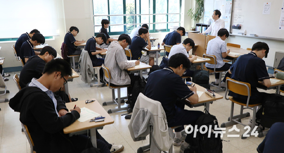 2025학년도 대학수학능력시험 6월 모의평가가 열린 4일 서울 용산구 용산고등학교에서 수험생들이 1교시 국어 영역 시험 시작을 기다리고 있다. [사진=사진공동취재]