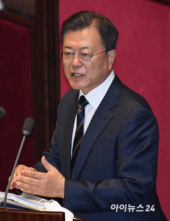 문재인 대통령이 25일 서울 여의도 국회에서 열린 제391회(정기회) 제10차 본회의에서 2022년도 예산안 및 기금운용계획안에 대한 정부의 시정연설을 하고 있다.