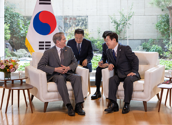 이재명 대통령이 24일(현지시간) 미국 뉴욕 주유엔대한민국대표부에서 스콧 베선트 미국 재무장관을 접견하고 있다. [공동취재] 2025.9.25 [사진=연합뉴스]