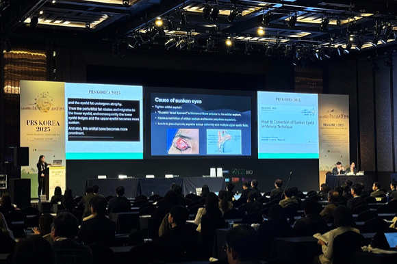 대한성형외과학회 주관 PRS KOREA 2025 행사에서 연사와 청중이 플리토 AI 동시통역 솔루션 라이브 트랜스레이션을 통해 소통하고 있다 [사진=플리토]