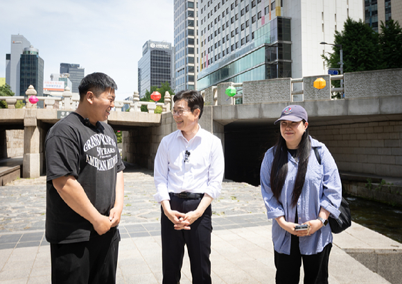 정원오(가운데) 더불어민주당 서울시장 후보가 18일 30대 신혼부부를 만나 청년 세대의 서울살이 고충을 듣고 있다. [사진=정원오 캠프]