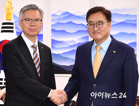 우원식 국회의장이 17일 오후 서울 여의도 국회에서 열린 의정갈등 관련 의협 회장 등 면담에서 김택우 대한의사협회장과 기념촬영을 하고 있다. [사진=곽영래 기자]