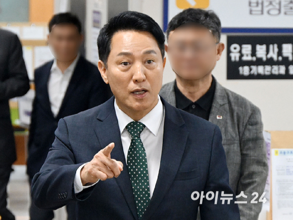 오세훈 서울시장이 21일 서울 서초구 서울고등법원에서 열린 정치자금법 위반 혐의 2심 첫 공판에 출석하고 있다. [사진=사진공동취재단 ]