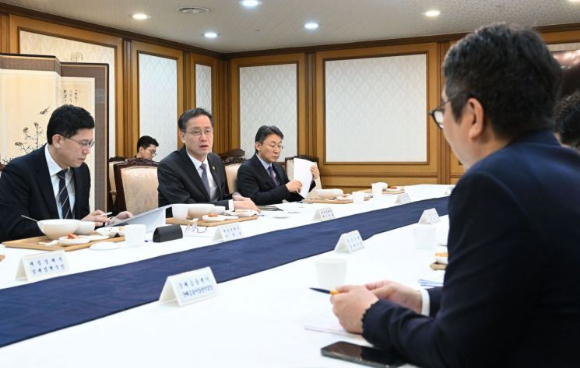 이형일 재정경제부 제1차관이 3일 서울 종로구 정부서울청사에서 열린 긴급 시장상황 점검회의를 주재하고 있다. [사진=재정경제부]