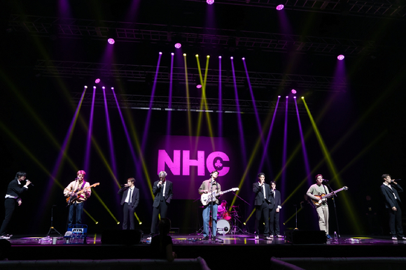 피원하모니(P1Harmony)가 영국 밴드 뉴 호프 클럽(New Hope Club)과 신곡 'Super Chic' 합동 무대를 갖고 있다. [사진=FNC엔터테인먼트]