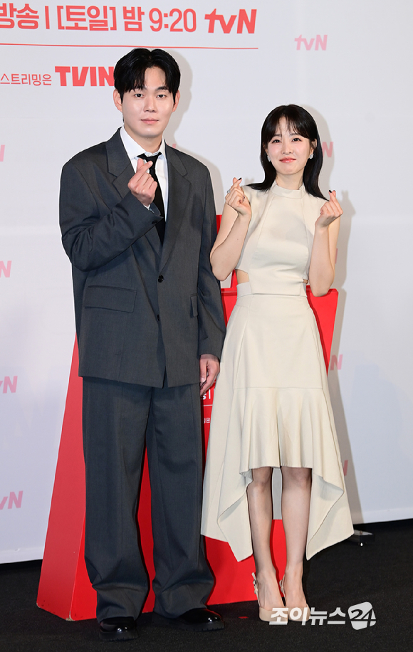 배우 류경수와 박보영이 21일 오후 서울 영등포구 CGV 영등포에서 열린 tvN '미지의 서울' 제작발표회에서 참석하고 있다. [사진=정소희 기자]