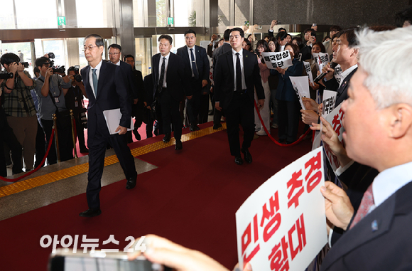 한덕수 대통령 권한대행 국무총리가 24일 오전 서울 여의도 국회 본회의장에서 열린 제424회 국회(임시회) 제6차 본회의에서 2025년도 제1회 추가경정예산안에 대한 정부의 시정연설을 하고 있다. [사진=곽영래 기자]
