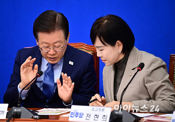 더불어민주당 이재명 대표와 전현희 최고위원이 18일 오전 서울 여의도 국회에서 열린 최고위원회의에서 대화를 하고 있다. [사진=곽영래 기자]