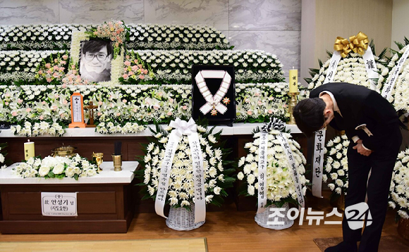 5일 서울성모병원 장례식장에 마련된 '국민 배우' 고(故) 안성기의 빈소에 정부가 추서한 금관문화훈장이 놓여있다. [사진=사진공동취재단]