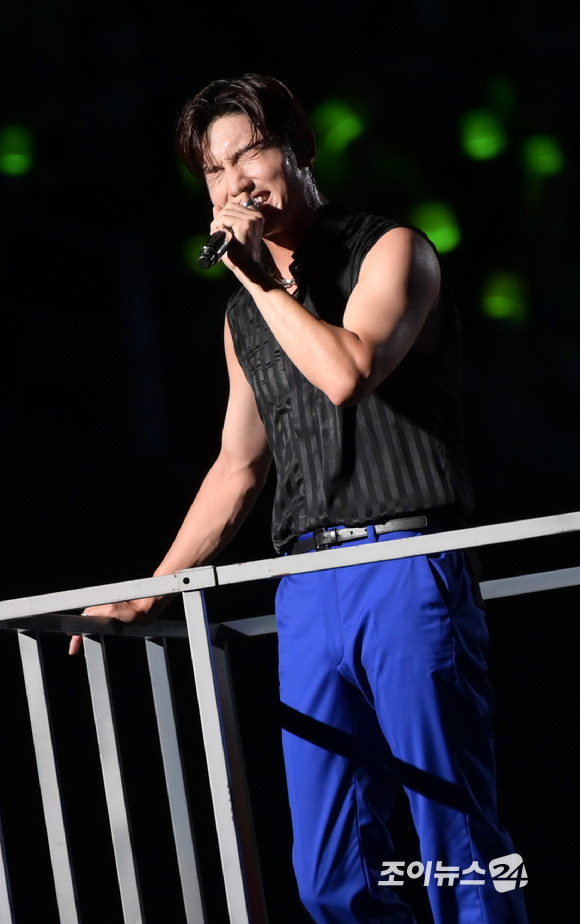 동방신기 최강창민이 20일 오후 경기 수원월드컵경기장에서 진행된 '에스엠타운 라이브 2022 : 에스엠씨유 익스프레스 @휴먼 시티_수원'(SMTOWN LIVE 2022 : SMCU EXPRESS @HUMAN CITY_SUWON) 콘서트에서 무대를 마치고 울고 있다. [사진=정소희 기자]