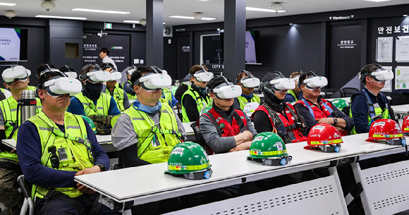 17일 GS건설 김태진 사장(사진 왼쪽)이 아파트 건설현장을 방문해 안전점검을 하고 있는 모습. [사진=GS건설]