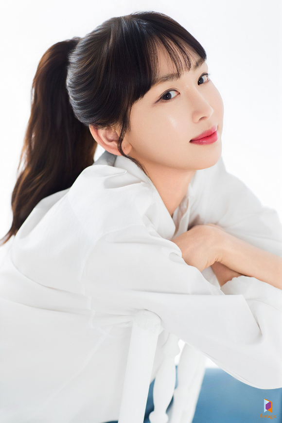 배우 강예원이 프로필 촬영에서 포즈를 취하고 있다. [사진=판타지오]