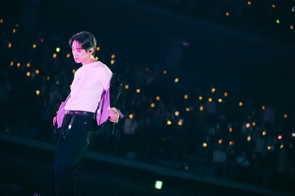 가수 겸 배우 이준호가 'Typhoon Family Drama Fan Meeting with LEE JUNHO('태풍상사' 드라마 팬미팅 위드 이준호)'에서 팬들을 만나고 있다. [사진=O3 Collective]