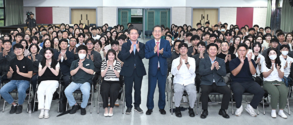 홍준표 대구시장과 군위군청 직원들간 소통공감 토크콘서트 후 기념촬영 장면  [사진=대구시]